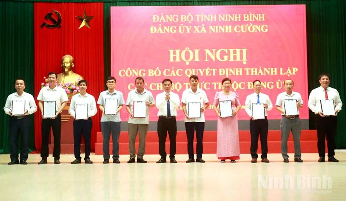 Lãnh đạo xã Ninh Cường trao Quyết định thành lập cho các chi bộ trực thuộc Đảng ủy xã. Ảnh: Hồng Ngọc