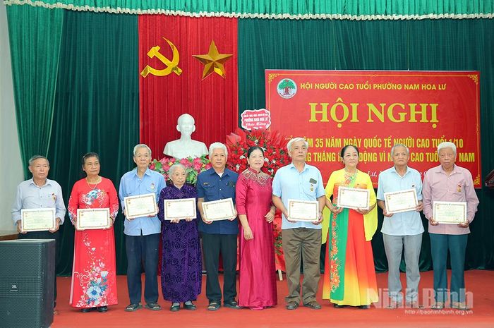 Lãnh đạo Hội Người cao tuổi phường Nam Hoa Lư trao Kỷ niệm chương “Vì sự nghiệp bảo vệ, chăm sóc và phát huy vai trò người cao tuổi Việt Nam” của Hội Người cao tuổi Việt Nam cho các hội viên tiêu biểu.