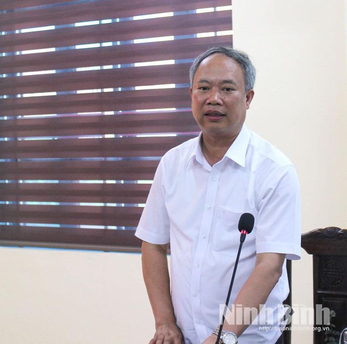Đồng chí Đinh Văn Hoản, Hiệu trưởng Trường Cao đẳng Kinh tế và Công nghệ tỉnh Ninh Bình báo cáo tại buổi làm việc.