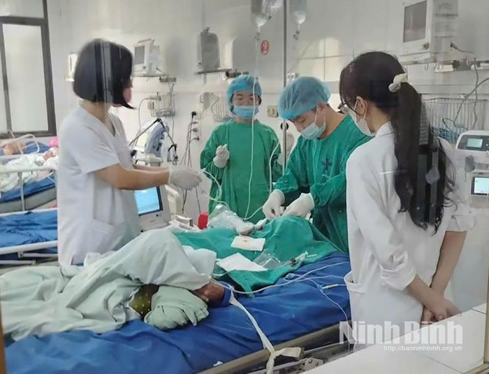 Các y, bác sỹ Khoa Hồi sức cấp cứu- Chống độc (Bệnh viện Đa khoa Hà Nam) chăm sóc, điều trị cho mẹ Trần Thị Duyên.