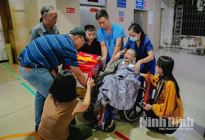 Mẹ Trần Thị Duyên xúc động khi đón hài cốt của con trai, liệt sĩ Trần Hữu Quân khi đang điều trị tại Bệnh viện Đa khoa Hà Nam.