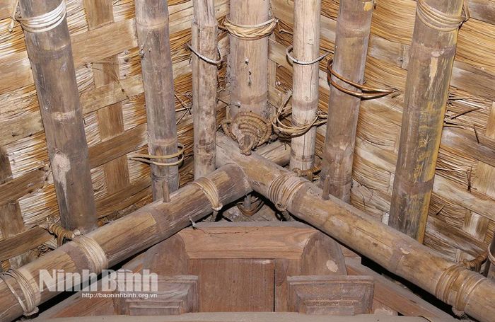 Cận cảnh kết cấu chịu lực bên trong ngôi nhà mái bổi