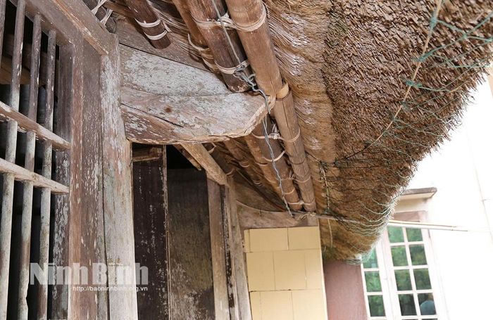 Hệ thống mái bổi đồ sộ được gia cố cẩn thận, giúp nếp nhà đứng vững trước điều kiện thời tiết khắc nghiệt của vùng ven biển.