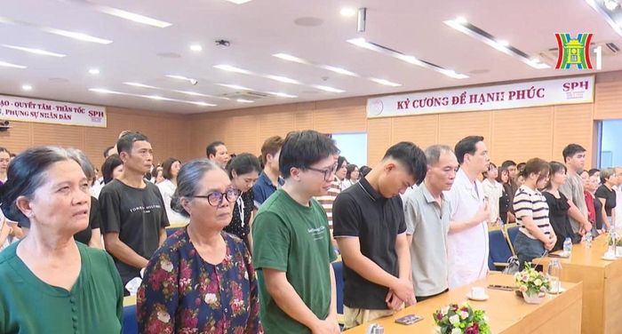 Gia đình, người thân và các đồng nghiệp xúc động trước giờ phút sinh ly tử biệt.