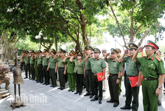 Hội Cựu Công an nhân dân tỉnh Ninh Bình dâng hương tưởng niệm tại Đền thờ 10 liệt sĩ nữ dân quân Lam Hạ.