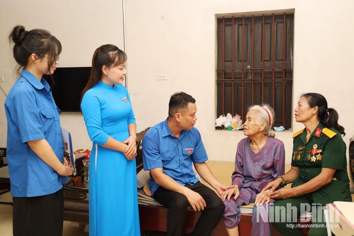 Đoàn viên, thanh niên phường Hà Nam thăm hỏi thân nhân 10 nữ dân quân Lam Hạ, thể hiện sự tri ân đối với những người đã hy sinh vì Tổ quốc.