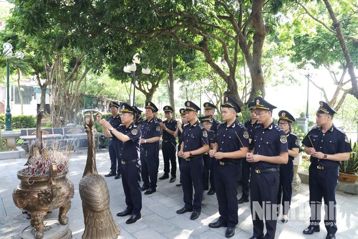 Cán bộ Hải quan Hà Nam, Chi cục Hải quan Khu vực IV, dâng hương tưởng niệm tại Đền thờ 10 liệt sĩ nữ dân quân Lam Hạ.