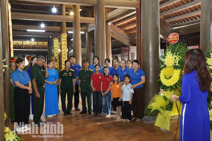 Đoàn viên phường Hà Nam thuyết minh về sự hy sinh anh dũng của 10 nữ dân quân pháo phòng không Lam Hạ cho cựu chiến binh, cán bộ, đoàn viên và thiếu nhi.