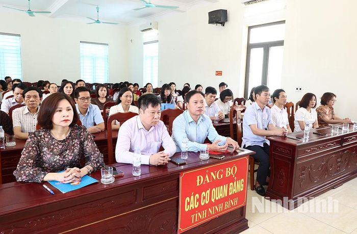 Các đại biểu dự hội nghị.