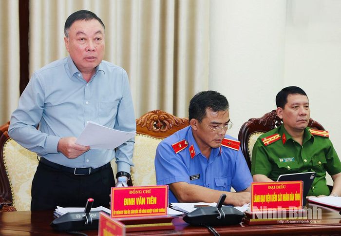 Đồng chí Đinh Văn Tiên, Ủy viên Ban Thường vụ Tỉnh ủy, Giám đốc Sở Nông nghiệp và Môi trường phát biểu tại hội nghị.