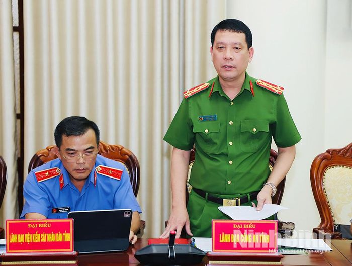 Đông chí Đại tá Phan Văn Lý, Phó Giám đốc Công an tỉnh phát biểu tại hội nghị.