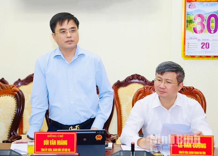 Đồng chí Bùi Văn Hoàng, Tỉnh ủy viên, Giám đốc Sở Nội vụ phát biểu tại hội nghị.
