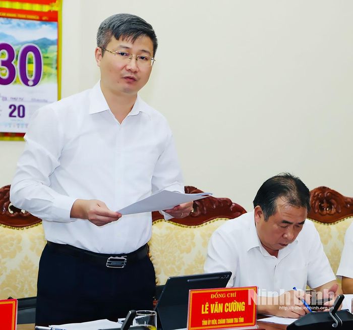 Đồng chí Lê Văn Cường, Tỉnh uỷ viên, Chánh Thanh tra tỉnh phát biếu tại hội nghị