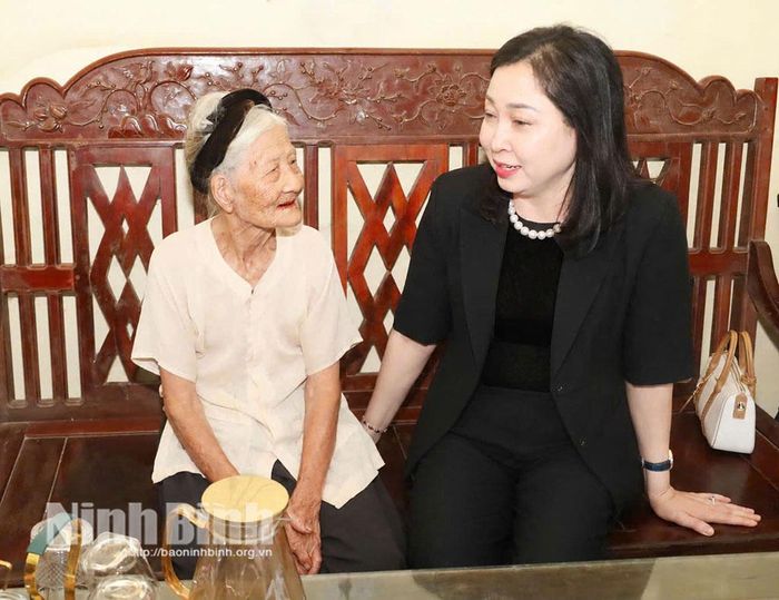 Đồng chí Đinh Thị Lụa, Phó Bí thư Tỉnh ủy, Chủ tịch Ủy ban MTTQ Việt Nam tỉnh thăm và tặng quà gia đình ông Nguyễn Văn Kiên (Tổ dân phố 3, phường Hà Nam) là người thờ cúng Liệt sĩ Nguyễn Thị Thu và liệt sĩ Nguyễn Thị Thi.