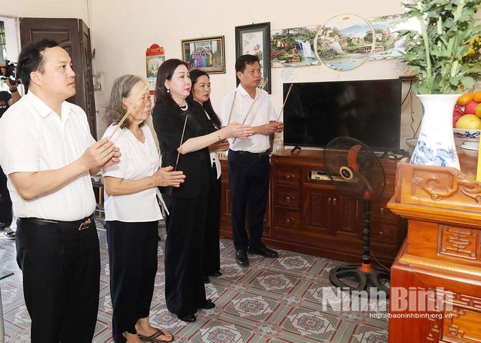 Đồng chí Đinh Thị Lụa, Phó Bí thư Tỉnh ủy, Chủ tịch Ủy ban MTTQ Việt Nam tỉnh thắp hương Liệt sĩ Đinh Thị Tâm tại gia đình ông Đinh Tiến Nhẫn (phường Hà Nam) là người thờ cúng.
