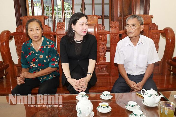 Đồng chí Đinh Thị Lụa, Phó Bí thư Tỉnh ủy, Chủ tịch Ủy ban MTTQ Việt Nam tỉnh thăm hỏi thân nhân Liệt sĩ Đặng Thị Chung tại gia đình ông Đặng Văn Nga (phường Hà Nam).