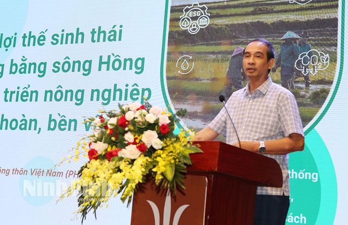 Phó Giáo sư, Tiến sỹ Đào Thế Anh, Chủ tịch Hội Khoa học Phát triển Nông thôn Việt Nam tham luận tại Hội thảo.