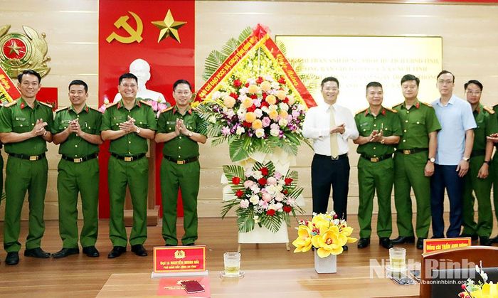 Đồng chí Phó Chủ tịch UBND tỉnh Trần Anh Dũng tặng hoa chúc mừng lực lượng Cảnh sát PCCC và CNCH (Công an tỉnh)
