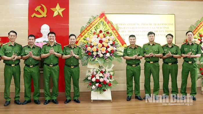 Đại tá Nguyễn Minh Hải, Phó Giám đốc Công an tỉnh tặng hoa chúc mừng lực lượng Cảnh sát PCCC và CNCH.