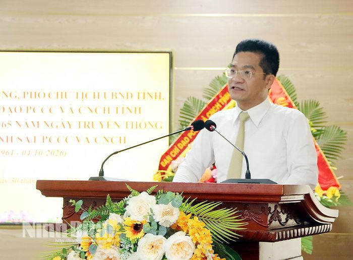 Đồng chí Phó Chủ tịch UBND tỉnh Trần Anh Dũng phát biểu tại buổi gặp mặt.