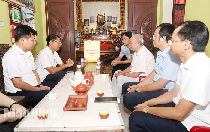Đồng chí Phó Chủ tịch Thường trực UBND tỉnh Trần Song Tùng, lãnh đạo phường Hà Nam thăm hỏi, tặng quà gia đình ông Vũ Mạnh Phu (phường Hà Nam), thờ cúng Liệt sĩ Vũ Thị Phương.