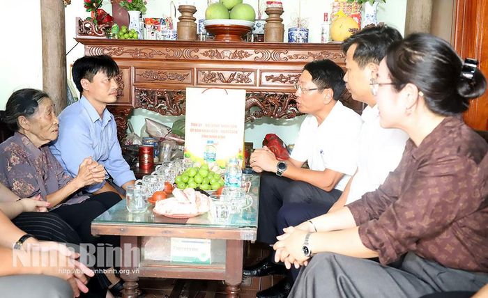 Đồng chí Phó Chủ tịch Thường trực UBND tỉnh Trần Song Tùng thăm hỏi, tặng quà gia đình ông Nguyễn Quốc Hiền (phường Phù Vân), thờ cúng Liệt sĩ Phạm Thị Lan.