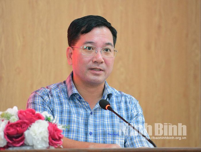 TS. Nguyễn Thành Lương, Tỉnh ủy viên, Hiệu trưởng Trường Chính trị tỉnh Thanh Hoá phát biểu tham luận.
