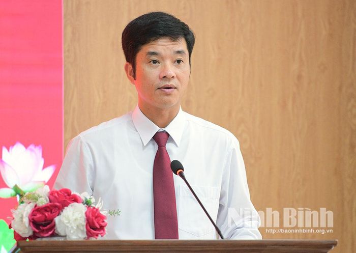 Đồng chí Phan Thành Công, Tỉnh ủy viên, Hiệu trưởng Trường Chính trị Trường Chinh tỉnh Ninh Bình phát biểu tại Hội thảo.