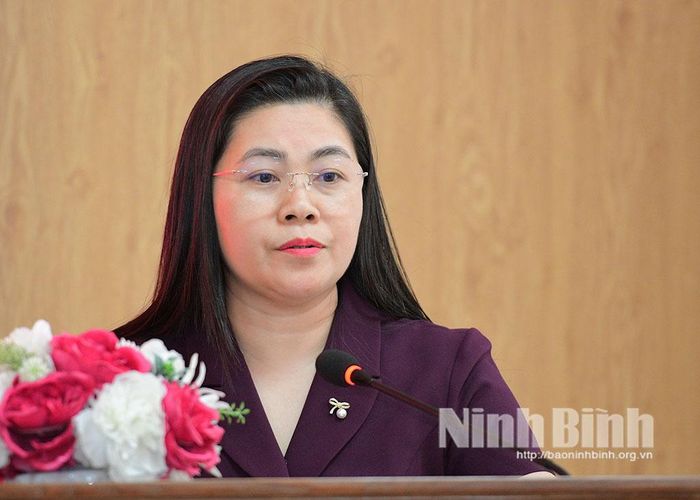 TS. Tạ Hoàng Minh, Phó Hiệu trưởng Trường Chính trị Trường Chinh tỉnh Ninh Bình phát biểu tham luận.