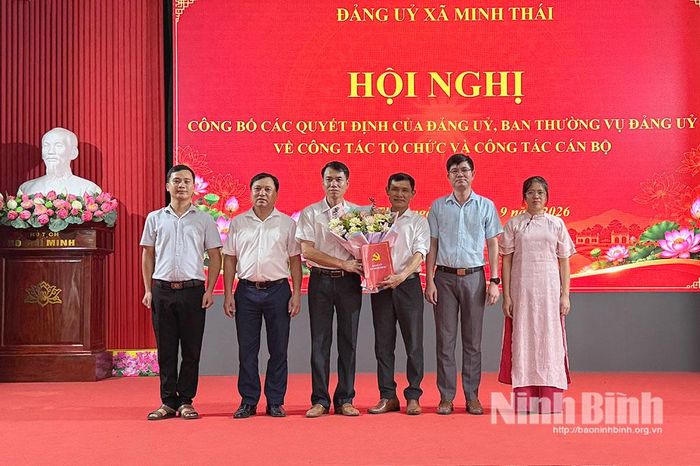 Đồng chí Mai Văn Chiến, Bí thư Đảng ủy, Chủ tịch HĐND xã trao Quyết định và tặng hoa chúc mừng thành lập Chi bộ Văn phòng Đảng uỷ xã.