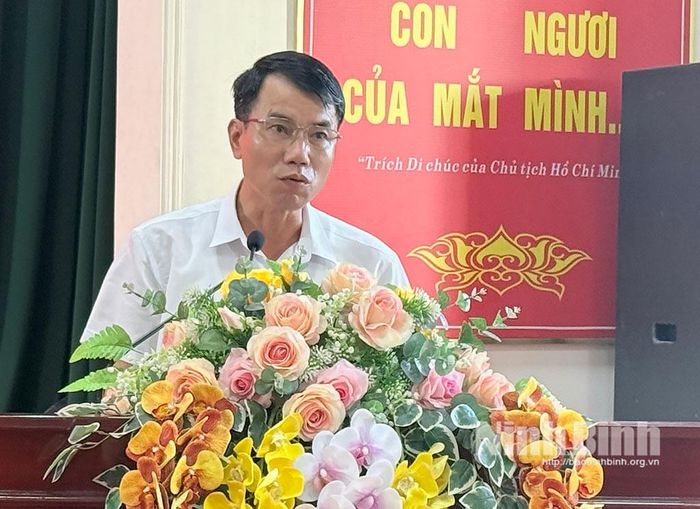 Đồng chí Mai Văn Chiến, Bí thư Đảng ủy, Chủ tịch HĐND xã phát biểu tại hội nghị.