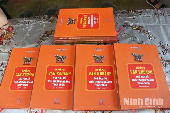 Sách “Đền Vạn Khoảnh thờ Thái tổ Thái Thượng hoàng Trần Thừa”.