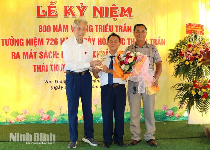 Ban Chấp hành họ Trần khu vực Nam Định tặng hoa chúc mừng nhà thơ, nhà nghiên cứu lịch sử, văn nghệ dân gian Nguyễn Thế Vinh- chủ biên cuốn sách “Đền Vạn Khoảnh thờ Thái tổ Thái Thượng hoàng Trần Thừa”.