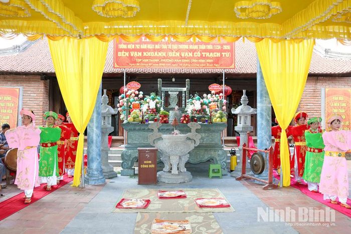 Thực hiện nghi thức tế lễ tại Lễ kỷ niệm.