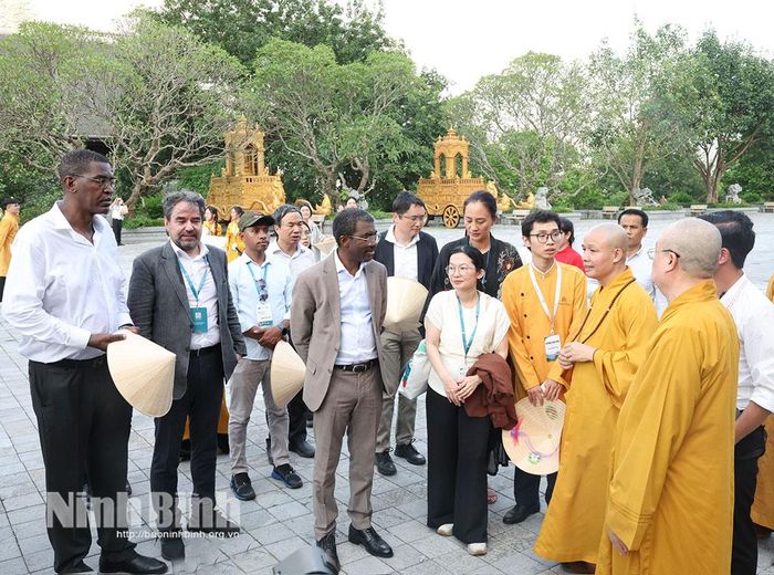 Các đại biểu tham quan chùa Tam Chúc.
