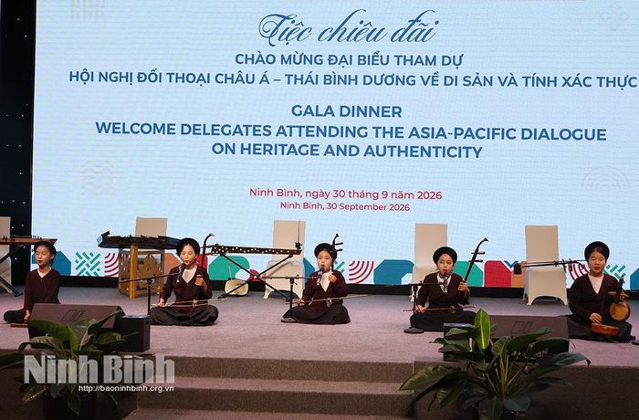 Các tiết mục văn nghệ biểu diễn tại tiệc chiêu đãi.