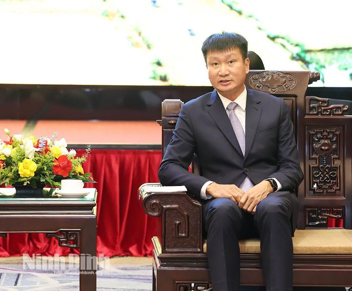 Đồng chí Bí thư Tỉnh ủy Trần Huy Tuấn phát biểu tại buổi tiếp xã giao.