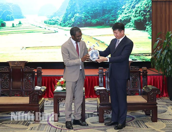 Đồng chí Bí thư Tỉnh ủy Trần Huy Tuấn trao tặng ngài Lazare Eloundou Assomo, Giám đốc Trung tâm Di sản Thế giới UNESCO sản phẩm gốm Bồ Bát của làng nghề có truyền thống lâu đời của tỉnh Ninh Bình.