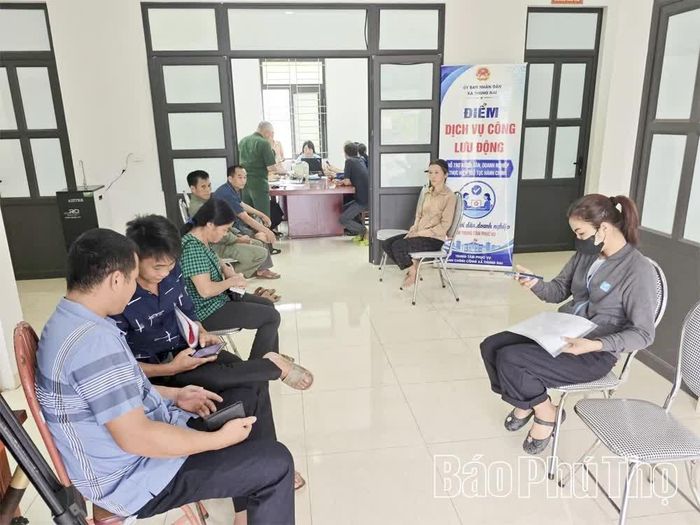 Người dân thôn Bắc Phong đến điểm DVC lưu động chờ thực hiện các giao dịch hành chính.