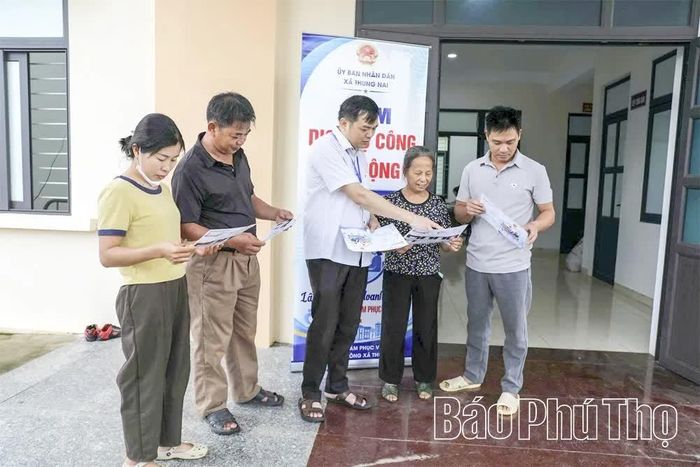 Bà Nguyễn Thị Huấn (thứ 2 từ phải sang) được cán bộ Trung tâm Phục vụ hành chính công hướng dẫn thủ tục đăng ký kinh doanh.