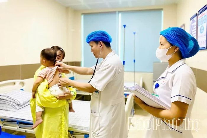 Chăm sóc sức khoẻ cho trẻ nhỏ tại Trung tâm Y tế khu vực Phù Ninh.