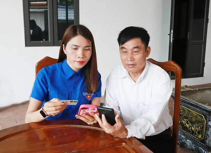 Đoàn viên, thanh niên xã Liên Hòa hỗ trợ người dân nhập thông tin căn cước công dân trên điện thoại tại gia đình.