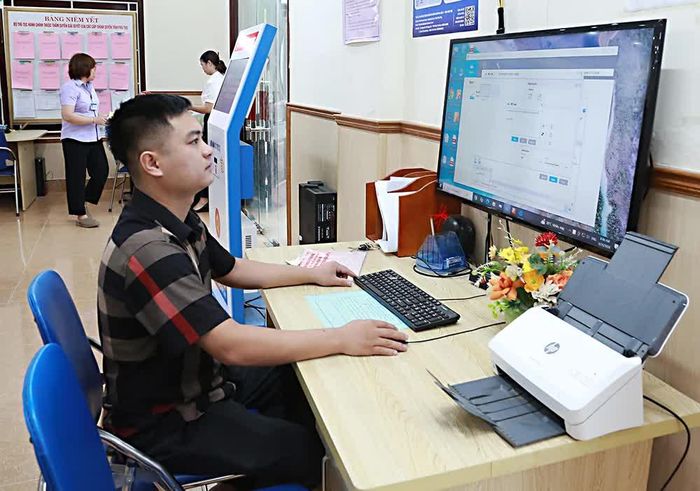 Người dân phường Âu Cơ tra cứu kết quả giải quyết thủ tục hành chính trên hệ thống máy tính.