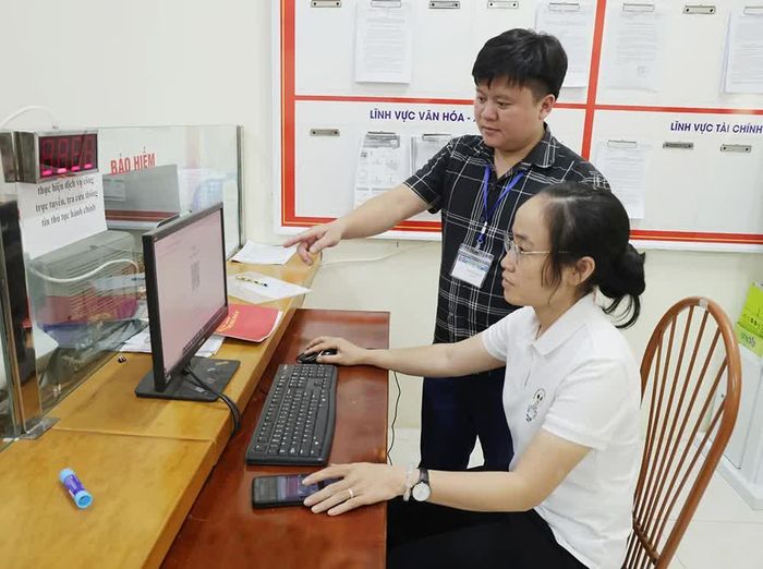 Mã QR giúp người dân xã Hội Thịnh thuận tiện tiếp cận, tra cứu thông tin tại Trung tâm Phục vụ hành chính công.