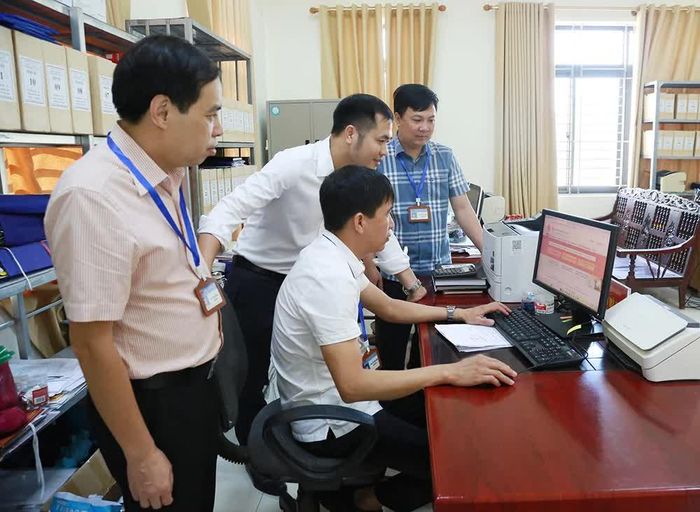 Cán bộ xã Lập Thạch thực hiện các thao tác trên Cổng Dịch vụ công quốc gia.