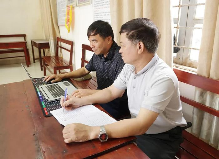 Người dân xã Vĩnh An thao tác trên máy tính, từng bước làm quen với các tiện ích số.