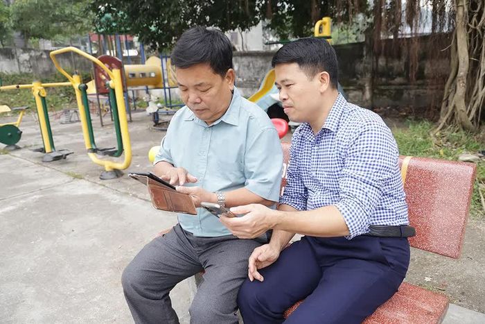 Người dân dân tộc thiểu số xã Yên Lãng tìm hiểu thông tin, tiếp cận các tiện ích số trên điện thoại thông minh.