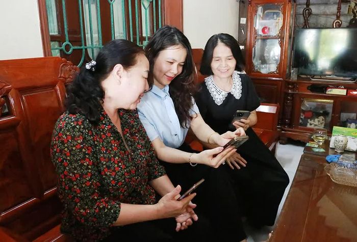 Phụ nữ phường Vĩnh Phúc cùng người dân thực hành các thao tác trên điện thoại thông minh, phục vụ chuyển đổi số.