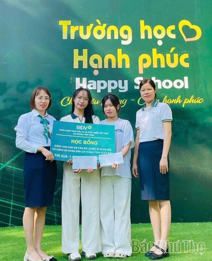 Nhà trường trao quà tặng học sinh là con cán bộ, sĩ quan lực lượng quân đội, công an đạt thành tích xuất sắc trong học tập.