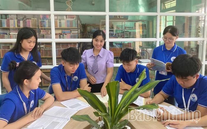 Cô giáo Vũ Thị Trâm, giáo viên môn Lịch sử, chủ nhiệm lớp 11A6 luôn gần gũi, đồng hành cùng học sinh.